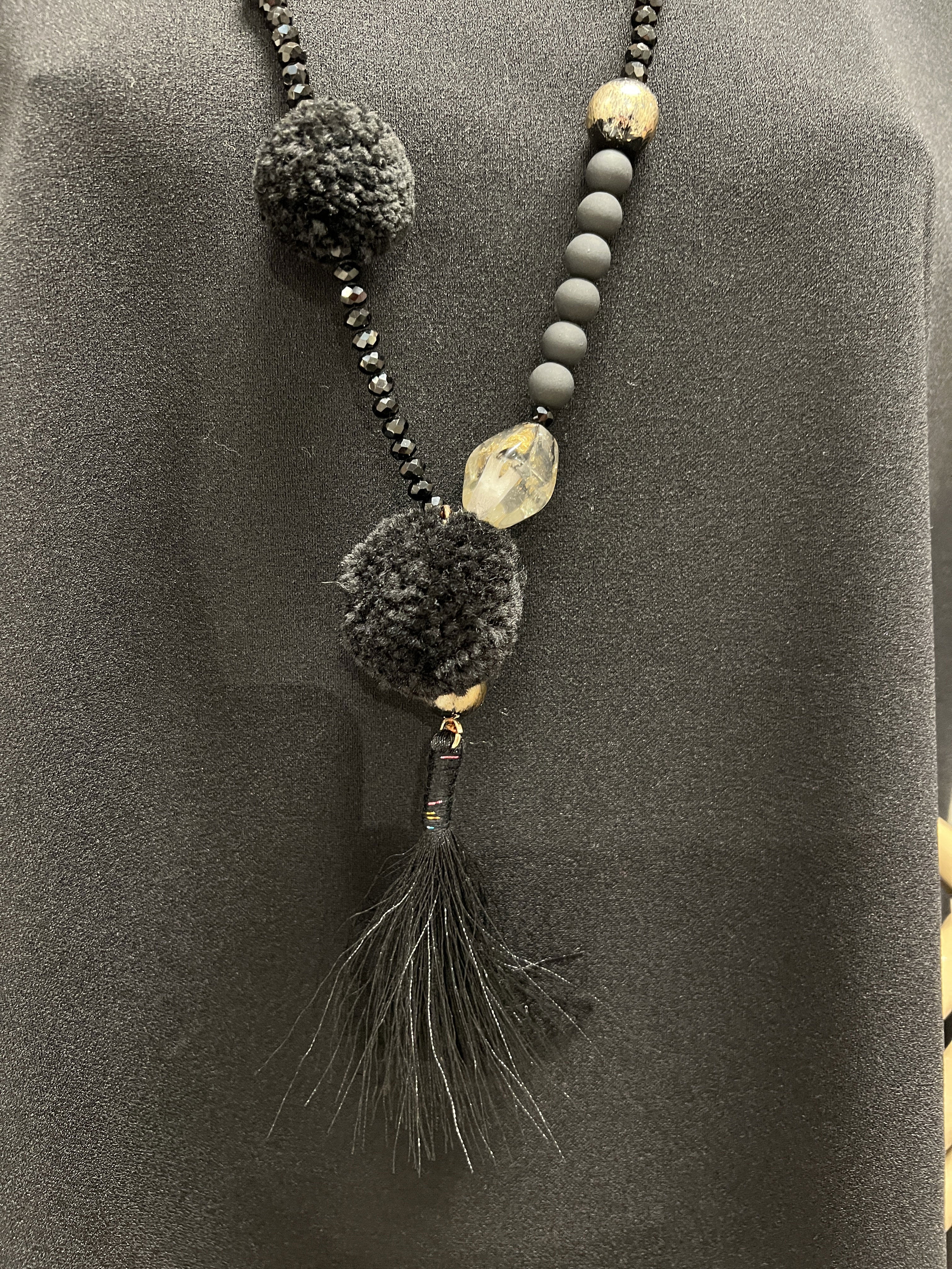 Florentina - Sort perlehalskæde med sorte pomponer